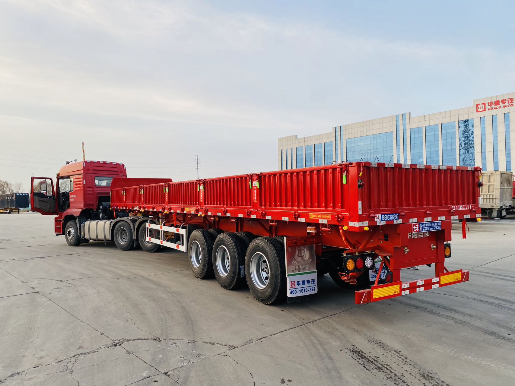 The Versatility of the 60cm, 13.75m Long Flatbed Semi-Trailer: Exploring Air Suspension and Mechanical Suspension